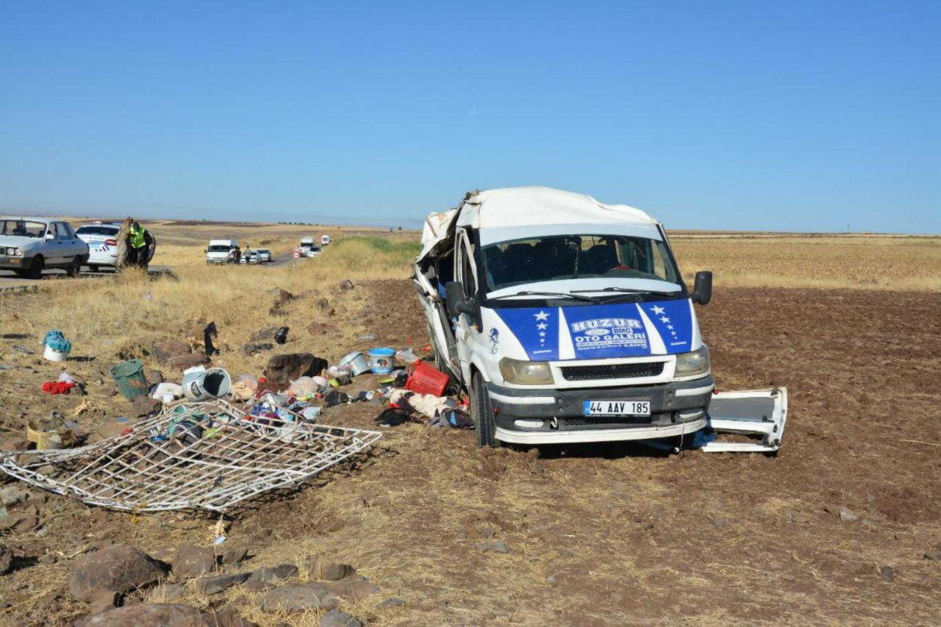 Şanlıurfa'da tarım işçileri kaza yaptı: Bir ölü, 25 yaralı Şanlıurfa'da tarım işçileri kaza yaptı: Bir ölü, 25 yaralı